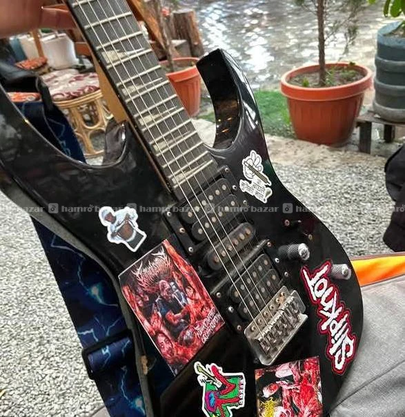 electric guitar with amplifier 6
