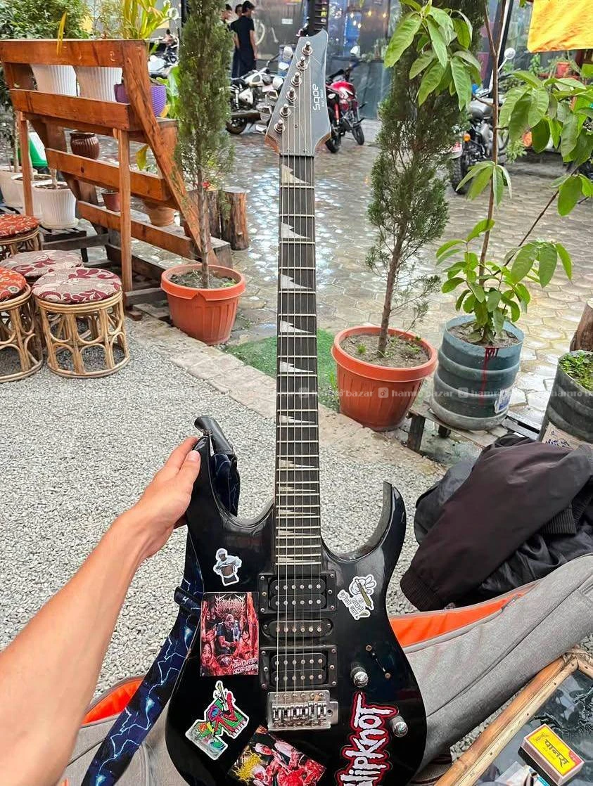 electric guitar with amplifier 5