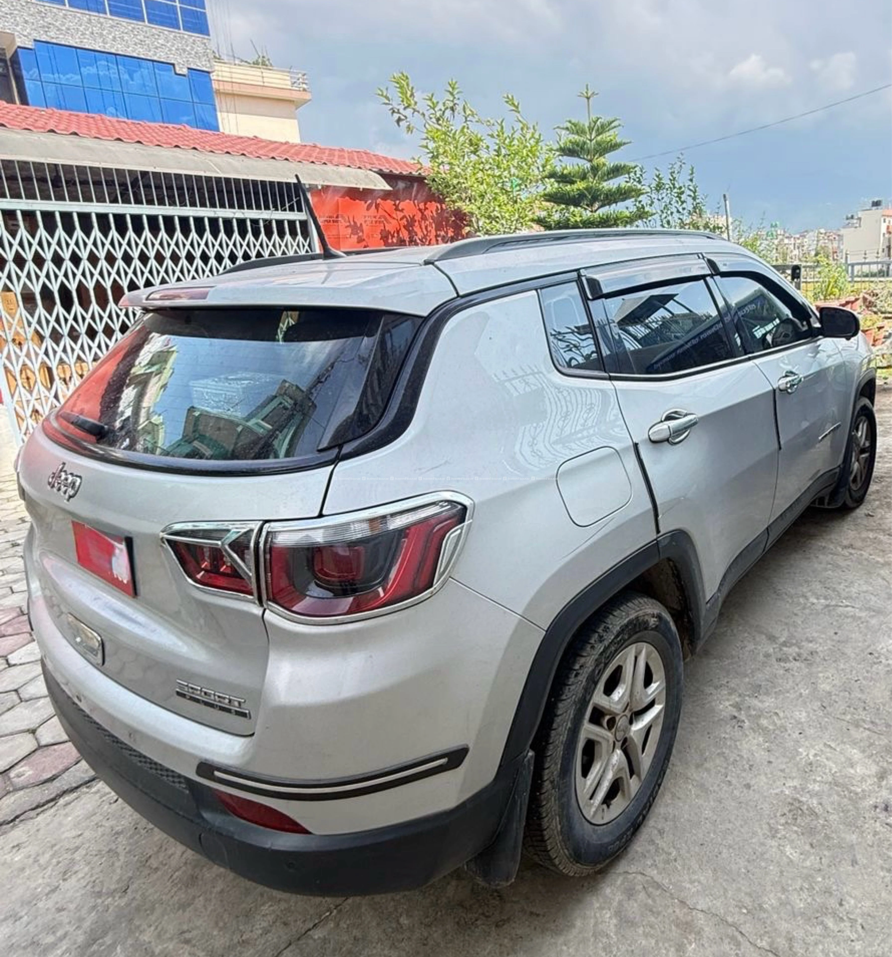 Selling jeep compass spot plus only for 3999999 2