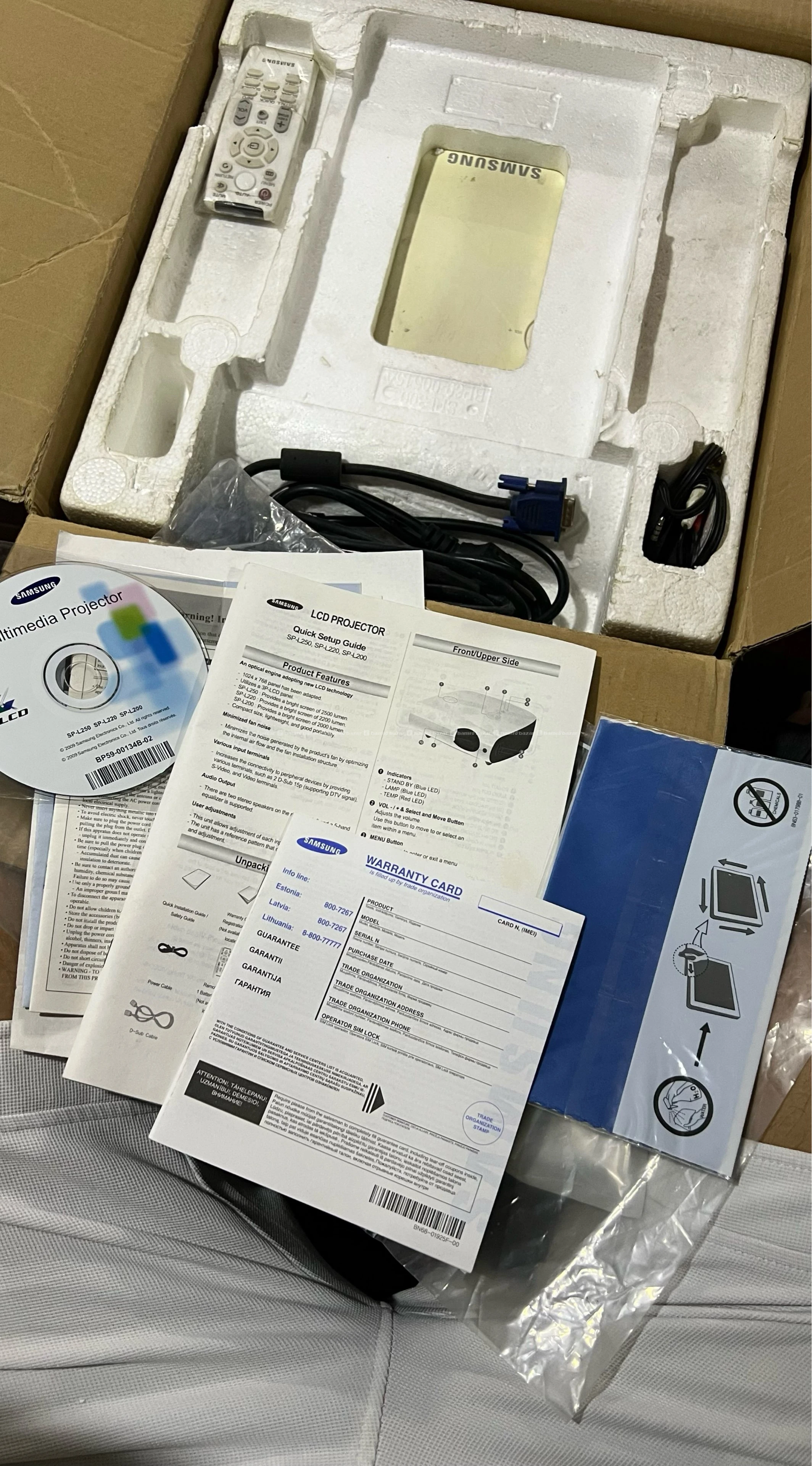 Samsung XGA LCD data projector 6