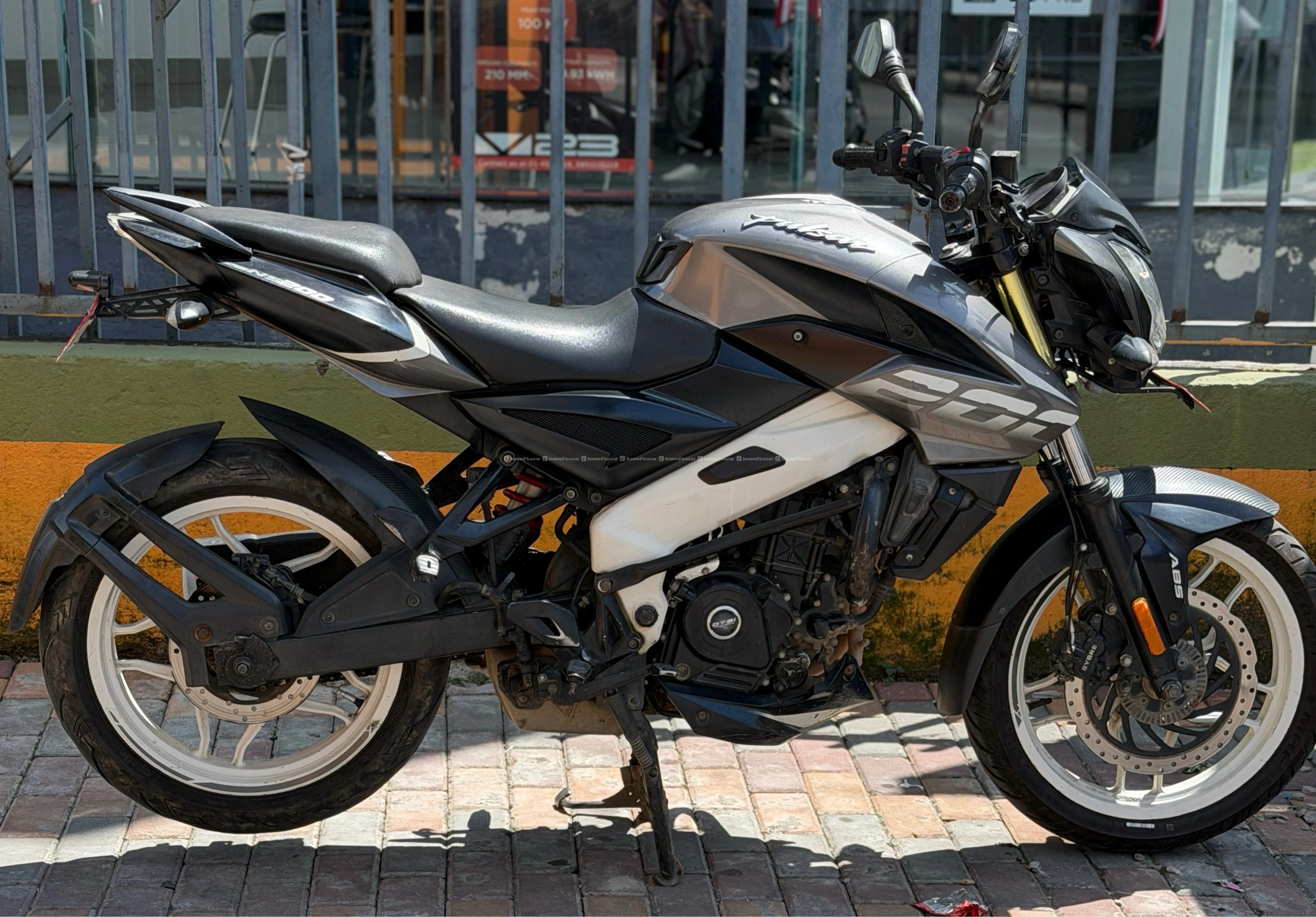 Single hand used bajaj ns 200 on sale 4