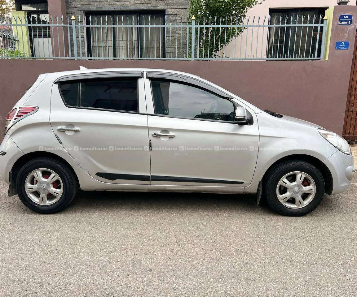 HYUNDAI i20 Asta (2010) 5