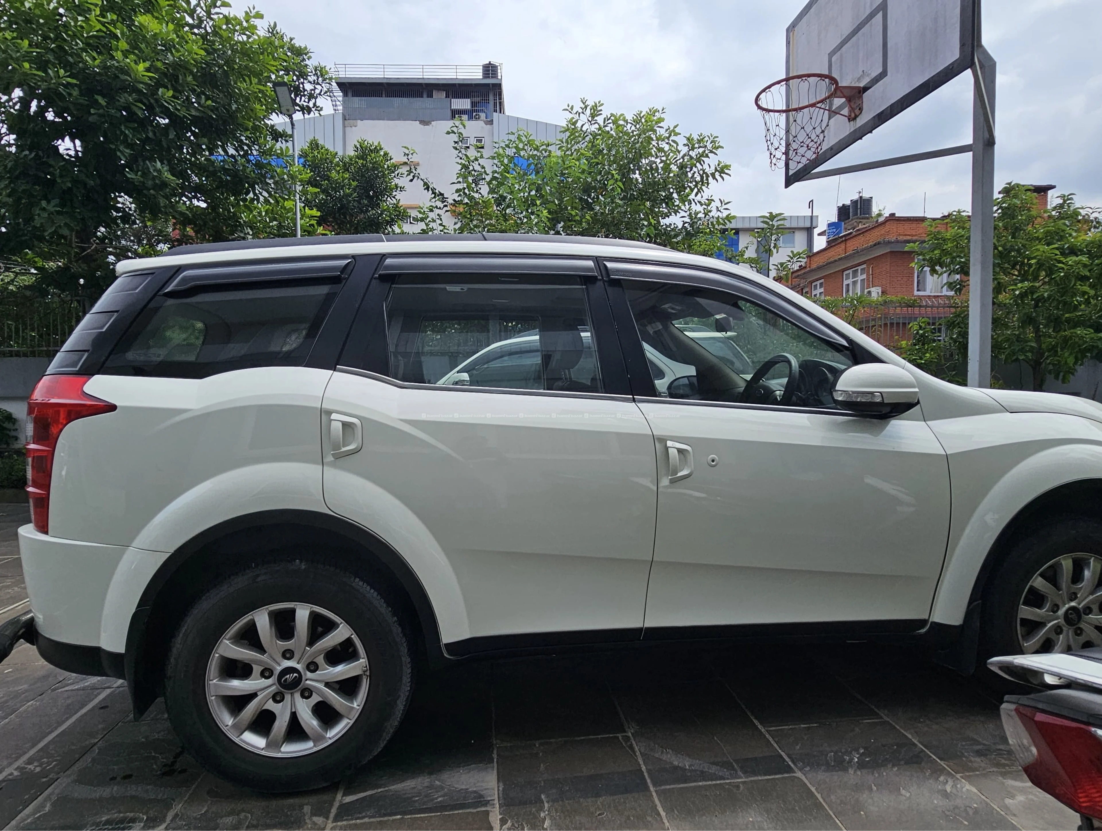 Mahindra xuv500 wd10 5