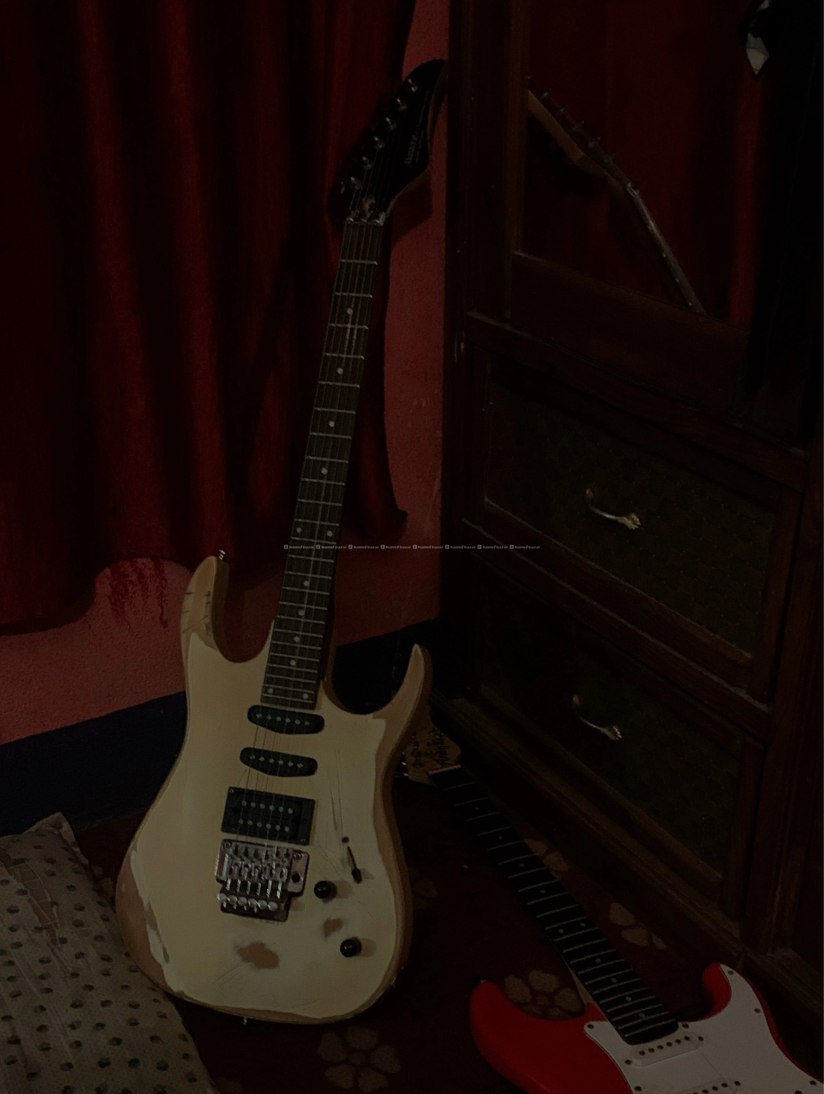 Maxton traditional cutsom guitar
nagotiable 3