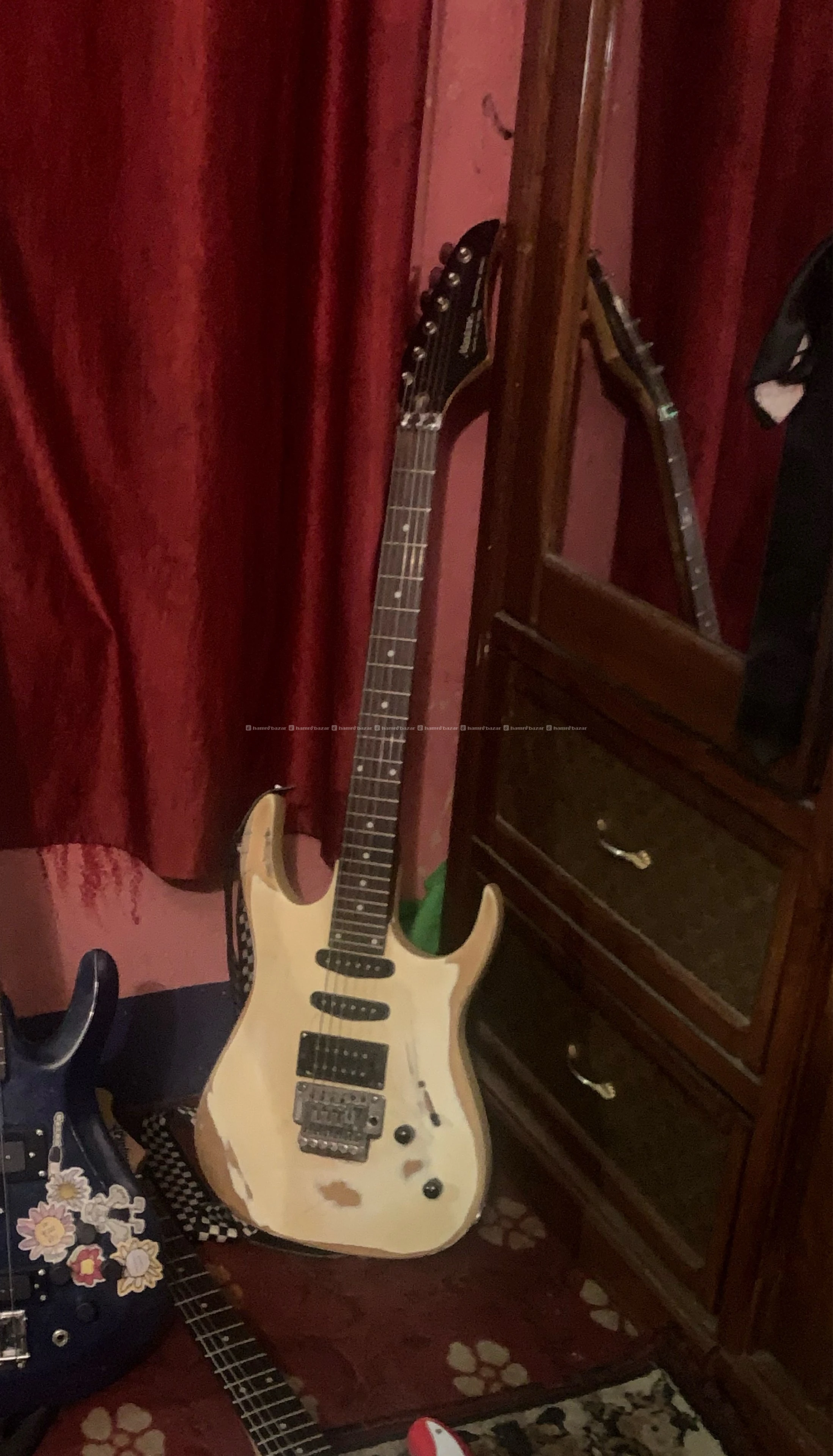 Maxton traditional cutsom guitar
nagotiable 2