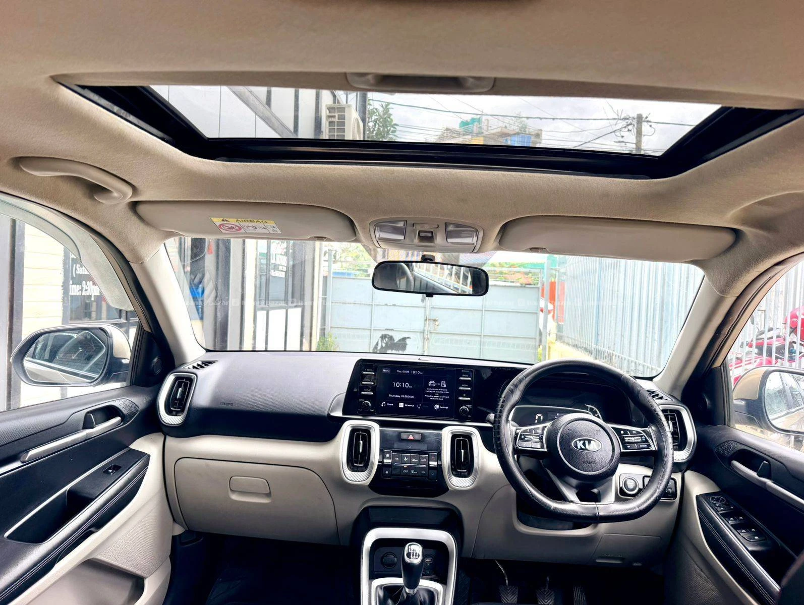 Singlehand Kia Sonet 2021 with Sunroof 4