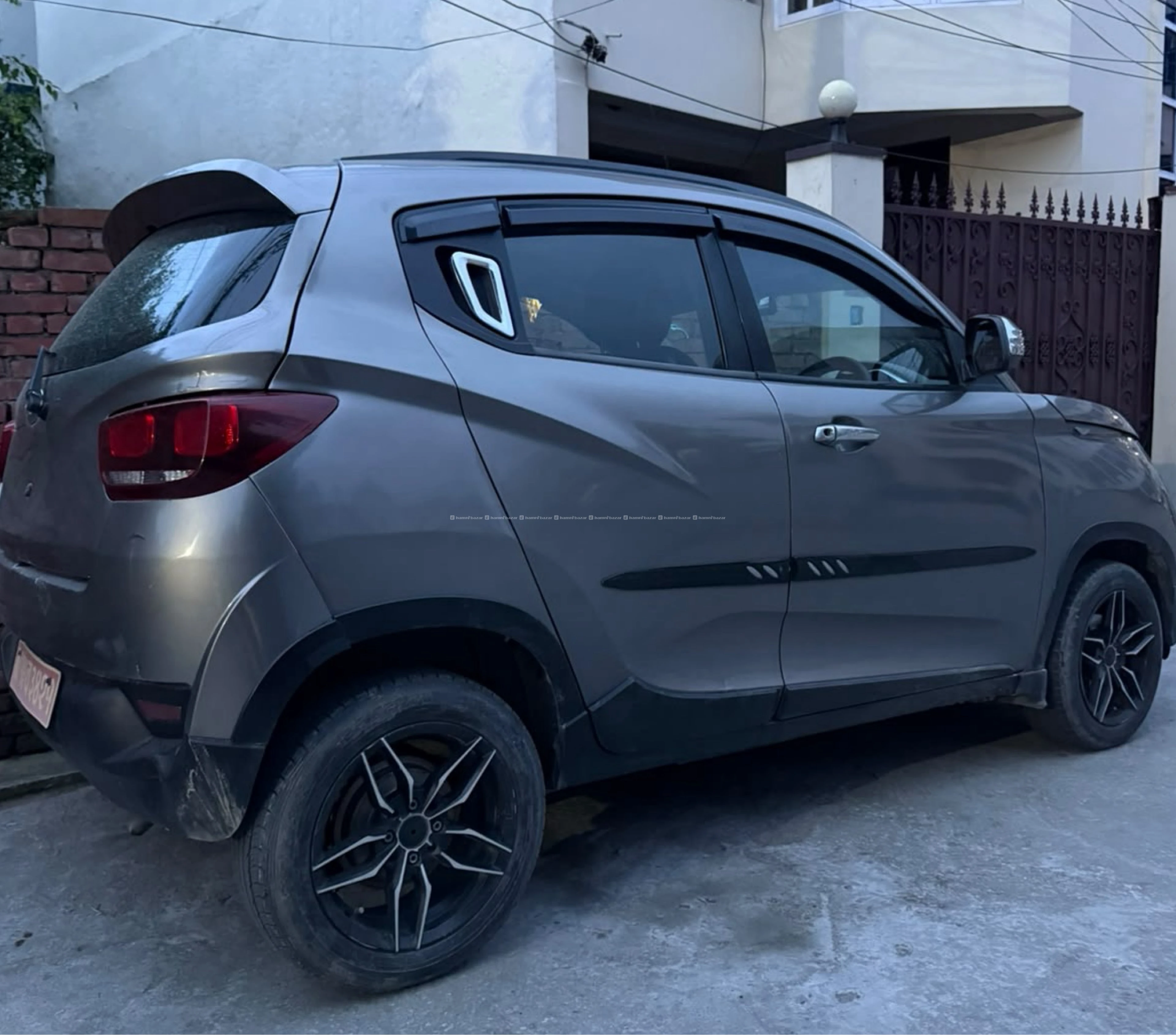Mahindra kuv 100 3