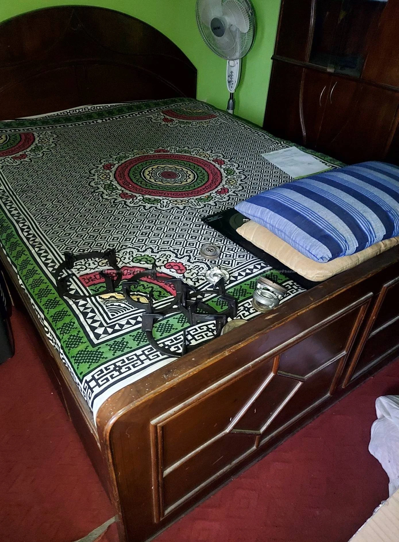 Queen size bed with Dunlop 3