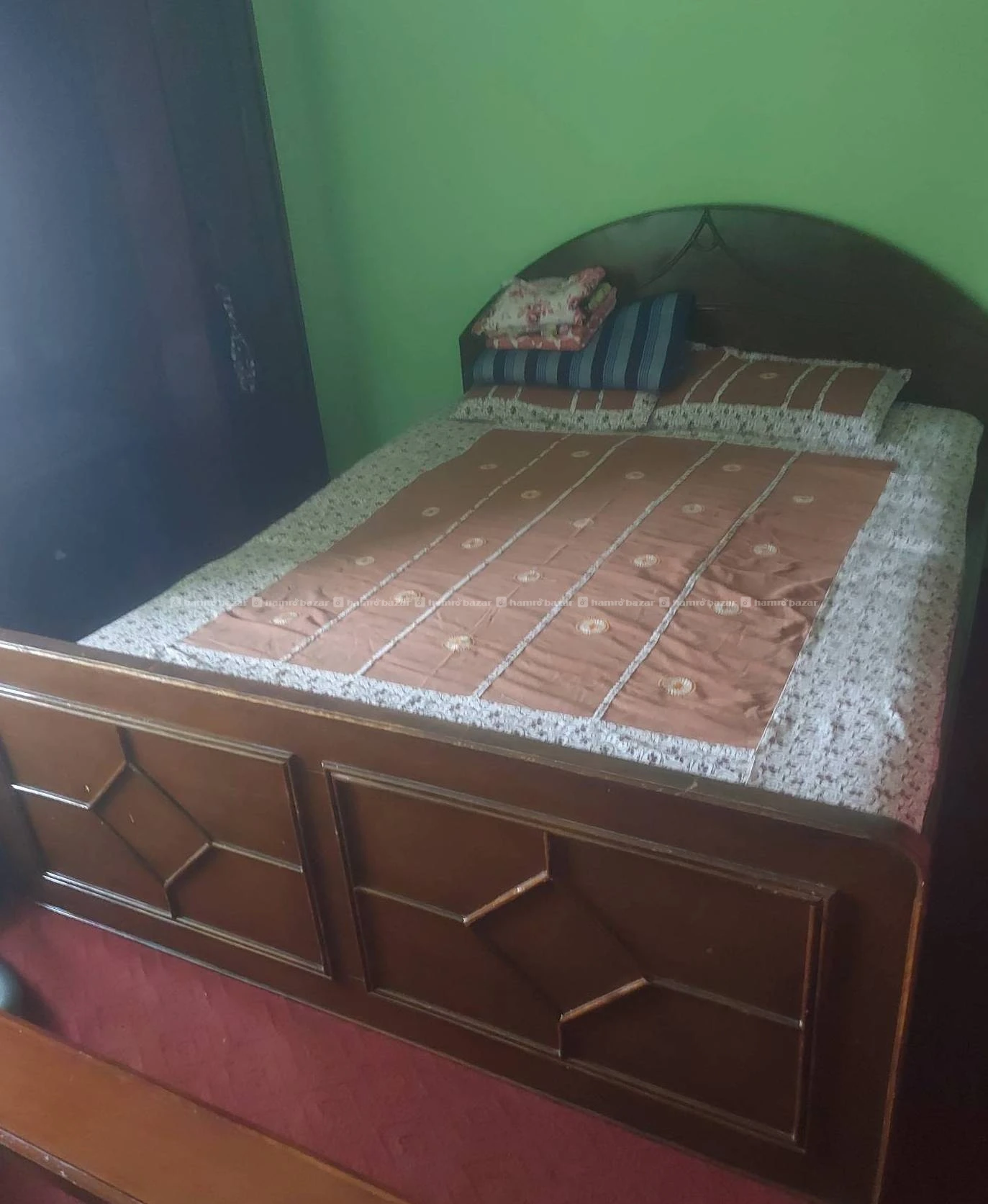 Queen size bed with Dunlop 2