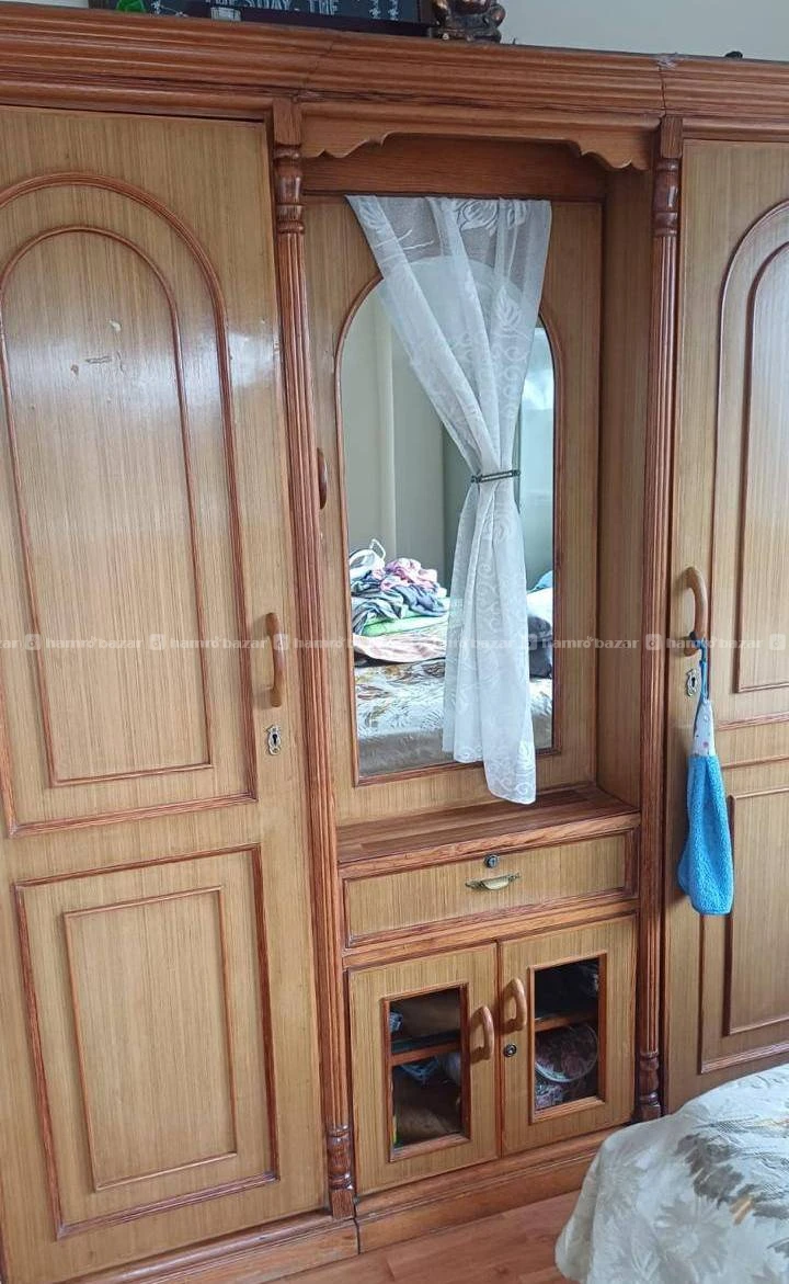 3 door dressing plus cabinet